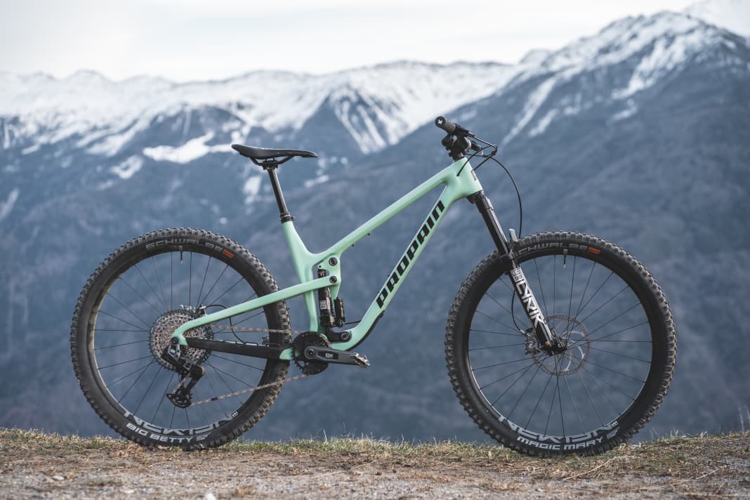 Propain Hugene 2 CF Custom: 14,2 kg / 150/140 mm / 29"/ 5514 Euro / Carbon