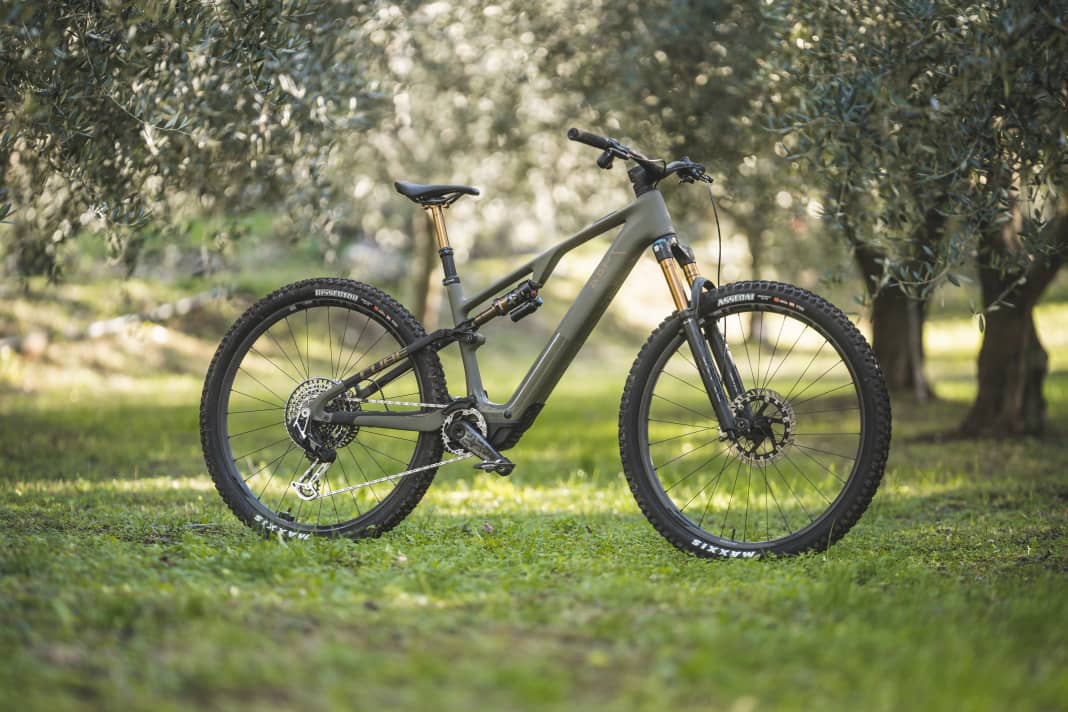 Mit dem AMS One44 betritt Branchenriese Cube die Light-E-MTB Bühne mit einem Knall.