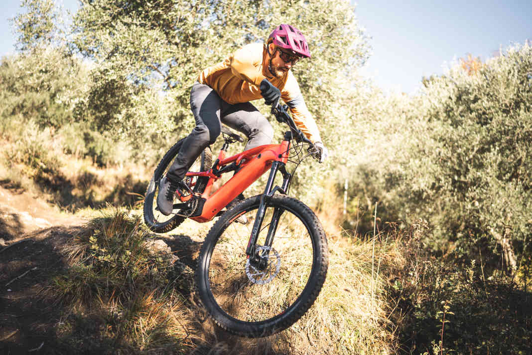 Gute E-Mountainbikes müssen nicht teuer sein. Schon für unter 3000 Euro beginnt der Einstieg in den Gelände-Spaß!