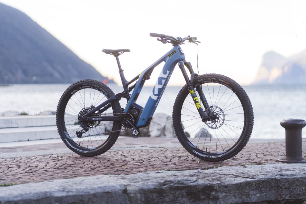 Das MC5 ist Husqvarnas Allrounder für mittelschweres Gelände. Seit 2022 gibt's das Bike erstmals in Carbon und neuerdings auch noch mit dem neuen Shimano-Motor EP801.