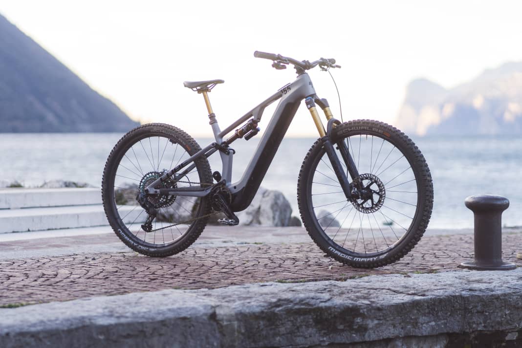 Cube Stereo Hybrid One55 SLT // Bosch Perf. CX // 750 Wh // 160/150 mm // 29 Zoll // 22,6 kg // 9999 Euro