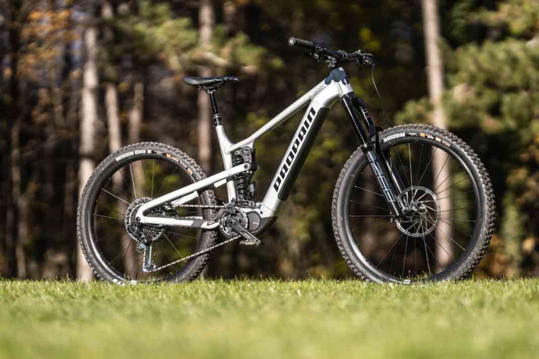 The cheapest aluminium Ekano in the Propain range is 2800 euros cheaper than the entry-level carbon model.