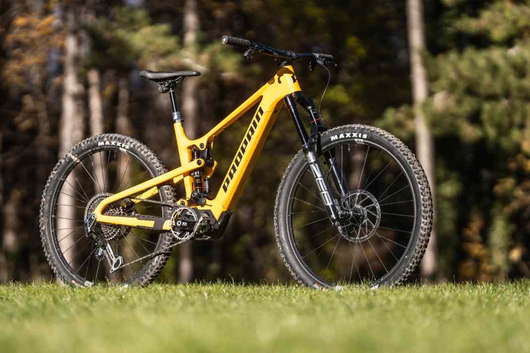 Das Carbon-Modell in unserem Test liegt satte 6655 Euro über dem Einstiegs-Alu-Modell. Dafür kommt unser Testbike mit Sram Eagle Powertrain, kabelloser Elektronik-Schaltung, Hochwertigen RockShox-Federelementen und Carbon-Laufrädern von Crankbrothers.