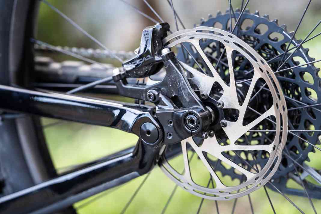 Der Drehpunkt an den Sitzstreben  ermöglicht das High-Pivot-Hinterbaudesign mit virtuellem Drehpunkt. Durch den virtuellen Drehpunkt verbessert sich das Ansprechverhalten unter Bremseinflüssen im Vergleich zu High-Pivot-Bikes mit Eingelenk-Hinterbauten: Auch gut: Die Ausfallenden können getauscht werden.