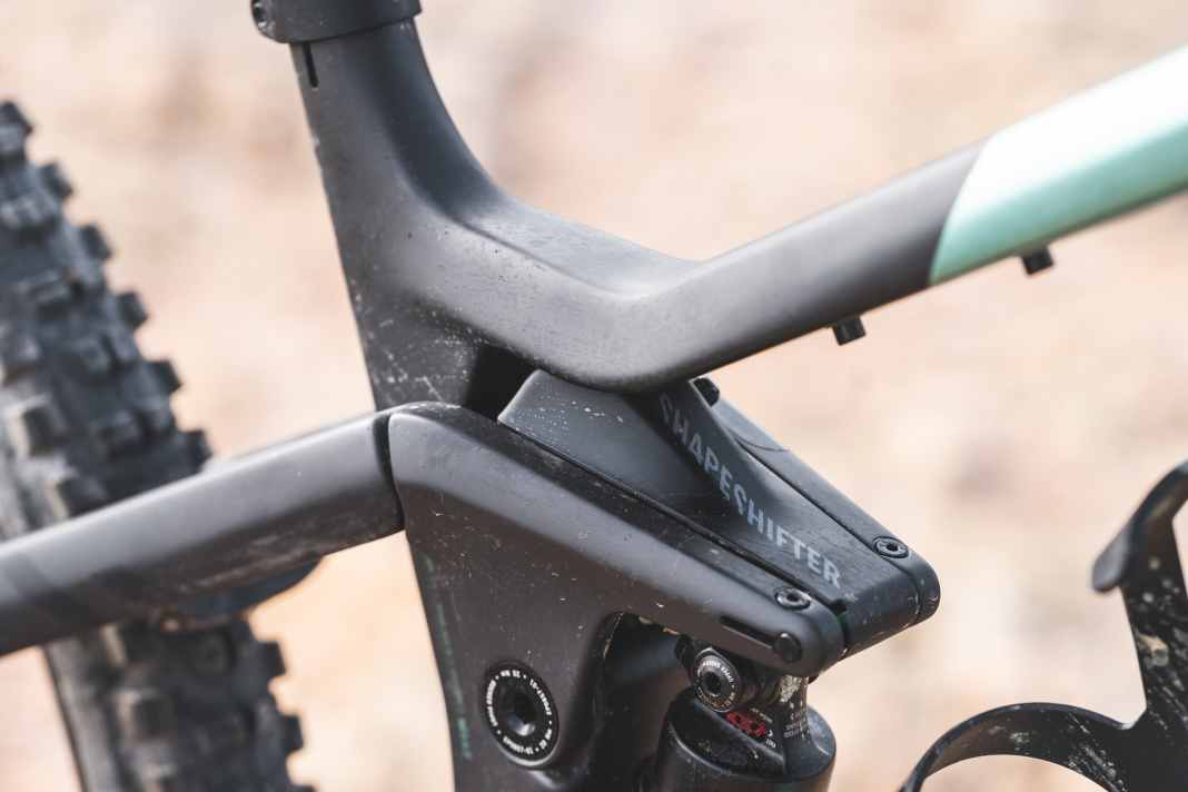 A small gas pressure spring, which changes the linkage of the shock, raises the bottom bracket in uphill mode, steepens the seat and steering angle by more than one degree and tightens the rear triangle for more propulsion during intermediate sprints.