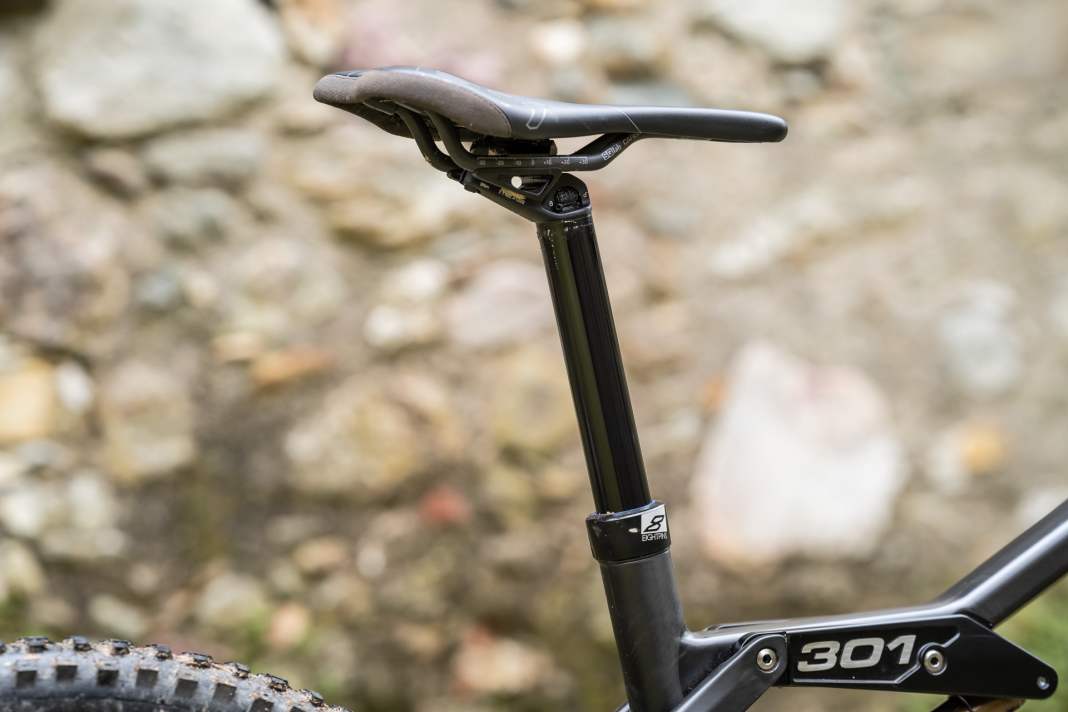 USP: Die integrierte Eightpins- Sattelstütze lässt sich bis auf die Sitzrohrkante absenken.