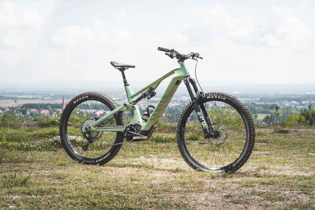 The Canyon Spectral:On CF 8 in the EMTB test // Shimano EP801 // 720 Wh (optional 900 Wh) // 160/150 mm / 29/27.5 inches // 23.5 kg // € 5999