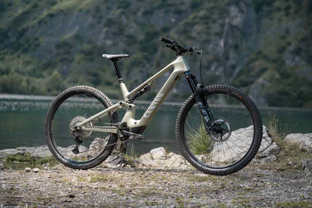 Inexpensive, balanced and powerful: Canyon's Neuron:On fly is one of the strongest candidates in the light class under 6000 euros.