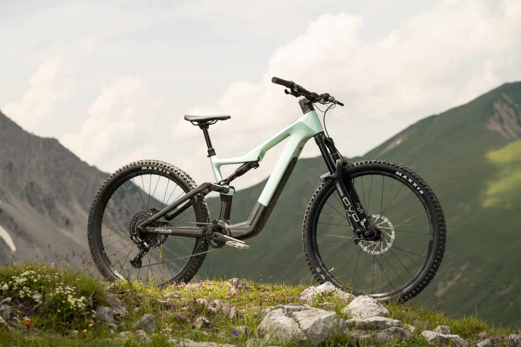 With the Jam² SL 8.7, Focus has put a versatile trail bike with top range on the tyres. However, the equipment is only average compared to the price.