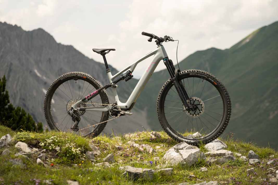 Cube AMS Hybrid One44 TM // Bosch Performance SX // 400 Wh, fest verbaut // 140 mm // 29 Zoll // 18,4 kg // 6499 Euro
