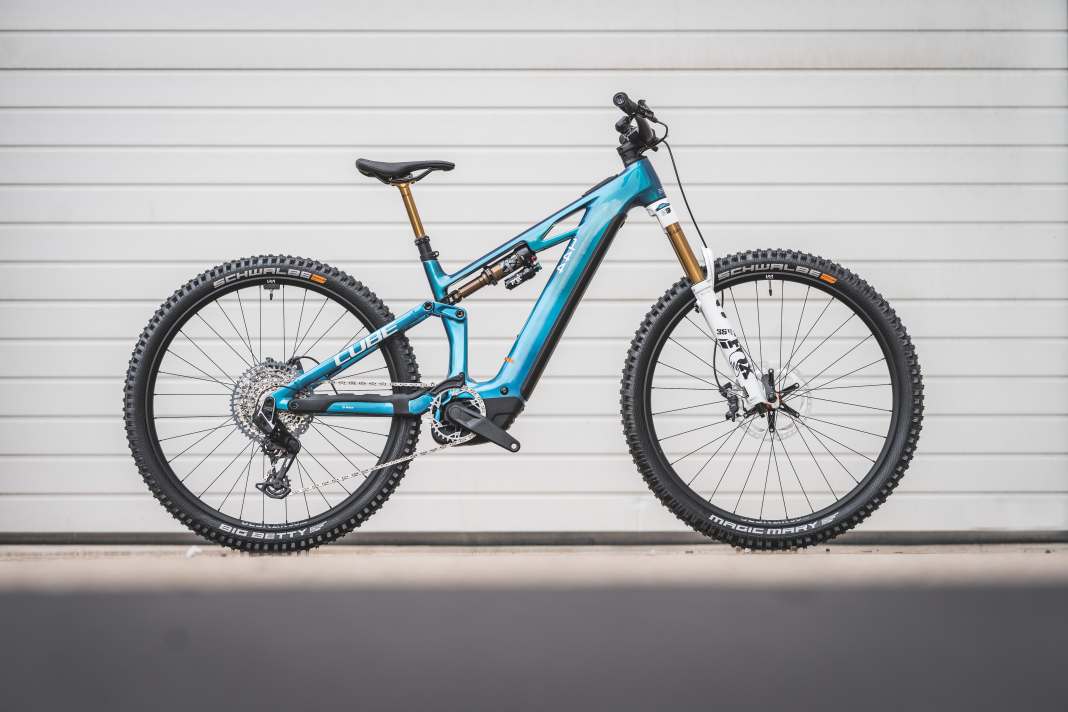 Neuer Look, bekannte Tugenden: Das Cube Stereo Hybrid One44 soll eine breite Gruppe an Bikern glücklich machen. Vom gediegenen Gelegenheits-Biker, bis zum Trail-Fan. Im Bild die Variante “Action Team” für 6999 Euro.