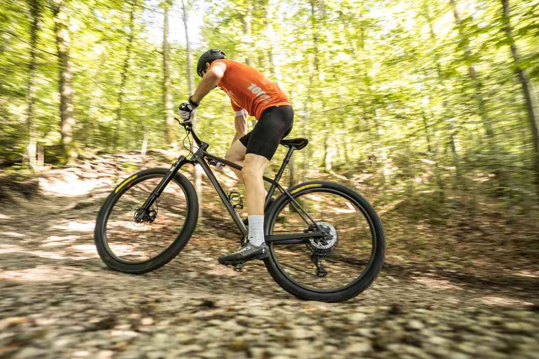 The Ahead The Frame bike is a hardtail rocket made of carbon. How does a bike weighing just over eight kilos ride on the trail?