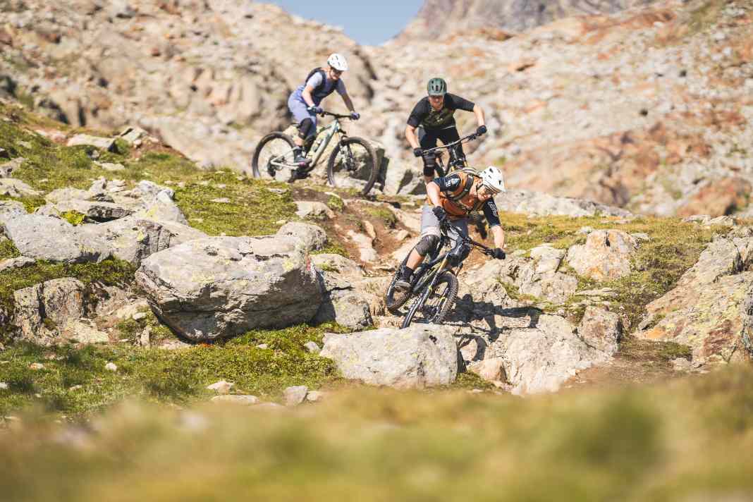 Welcher Hersteller baut das beste Trailbike. Wir baten sechs Modelle zwischen 5999 und 9500 Euro zum Test.