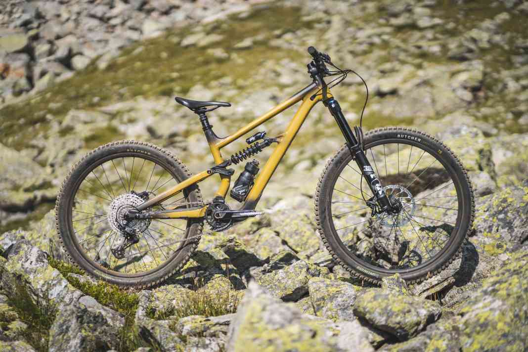 Das Specialized Status 170 2 bietet viel Federweg zu einem günstigen Preis. Der Test zeigt, wie gut die Rechnung aufgeht.