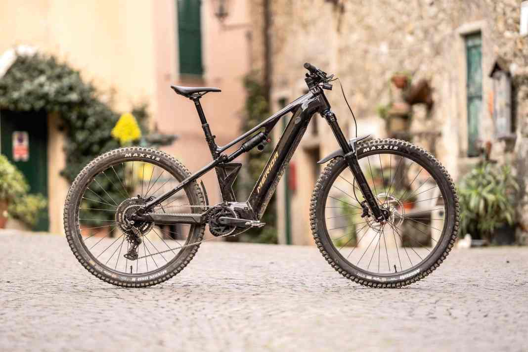 The Merida eOne-Eighty 400 sets freeride accents beyond the bike park with its long suspension travel and favourable price.