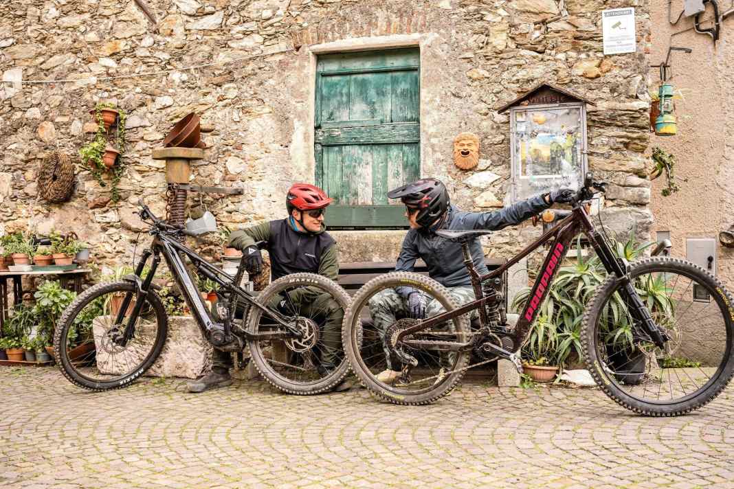 Wer baut das beste, günstige E-Enduro? Propain und Merida treten zum Duell an.