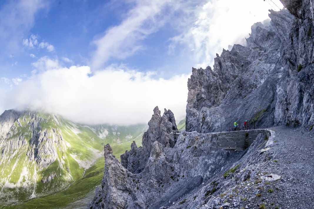 Shortly after the exit from the Parsenn cable car, the Chörbschhorn joins this rock gallery.