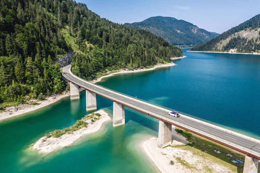 If the nearest beautiful alpine lake and super trail are just a valley away from each other - then the whole thing can be perfectly combined into a road trip!