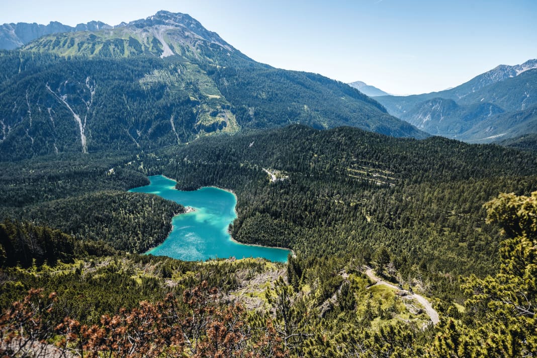 It nestles in its forest bed between the Fernpass and Zugspitze like a shining pearl: the Blindsee lake with its super trail and swimming lagoon.
