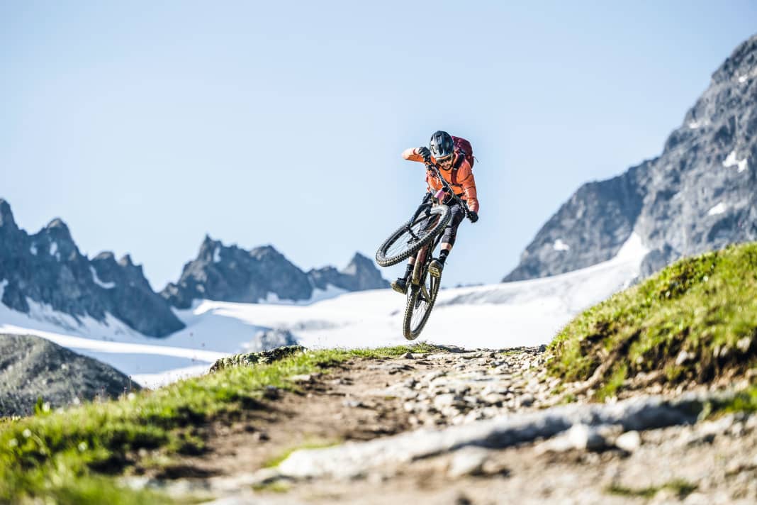 Davos selbst liegt auf 1560 Meter Höhe. Die Hochgebirgs-Trails warten gerade mal 15 Seilbahn-Minuten entfernt