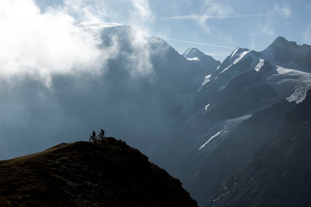 Der wohl meist fotografierte Spot im Vinschgau: die Aussichtskanzel vom Goldseeweg auf den gerade aufgewachten Ortler.