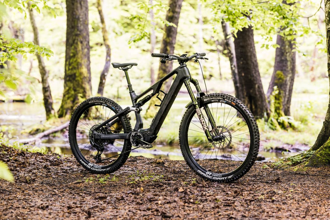Für den Test stellte uns Bosch einen Prototypen eines größeren deutschen Herstellers zur Verfügung. Mit fest verbautem Akku und hochwertigen, soliden Komponenten bringt es das Bike auf 18,3 Kilogramm.