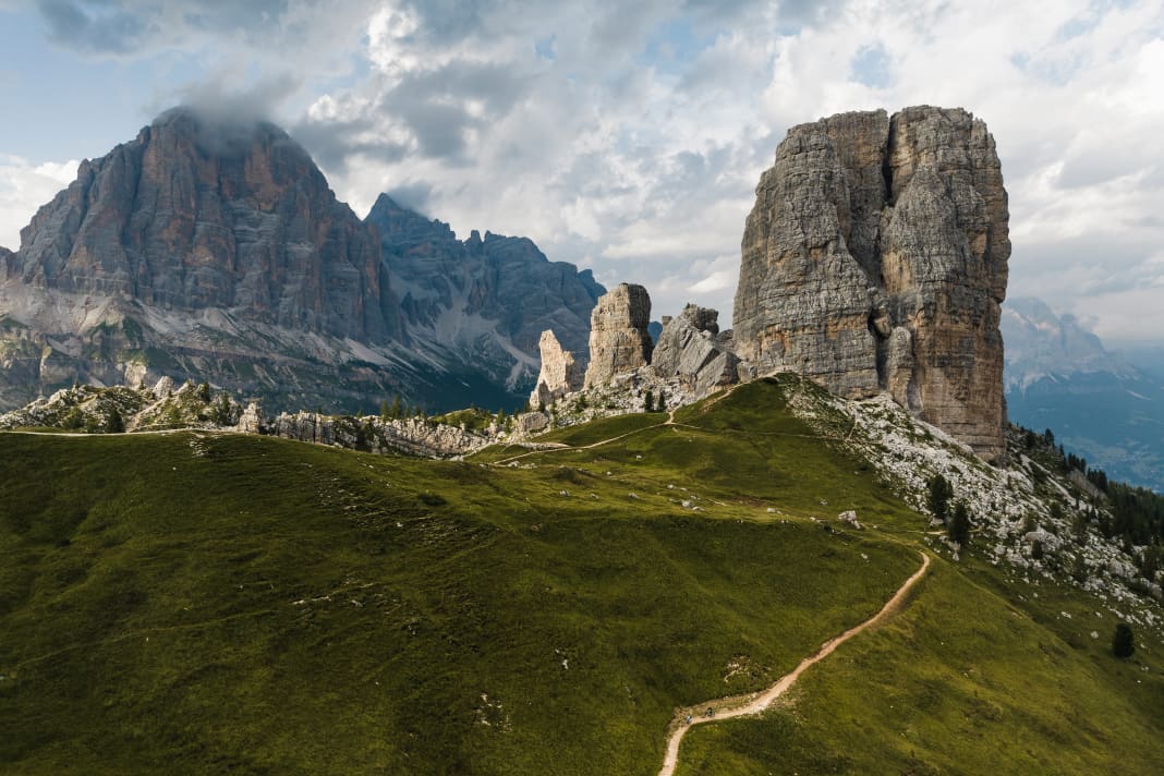 The Cinque Torri decorate the really mean, steep last metres up to the Averau hut. But there is also a beautiful trail downhill.