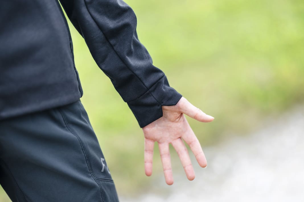 The sleeves reach well over the gloves