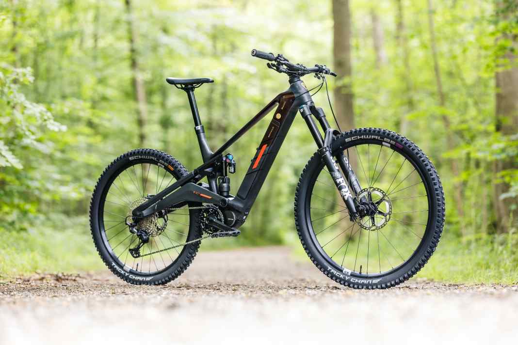 With its low weight and classic battery removal, the Rotwild scores points even when stationary, while the geo and rear suspension concept hint at a strong performance. Can the Rotwild deliver what it promises on the trail?