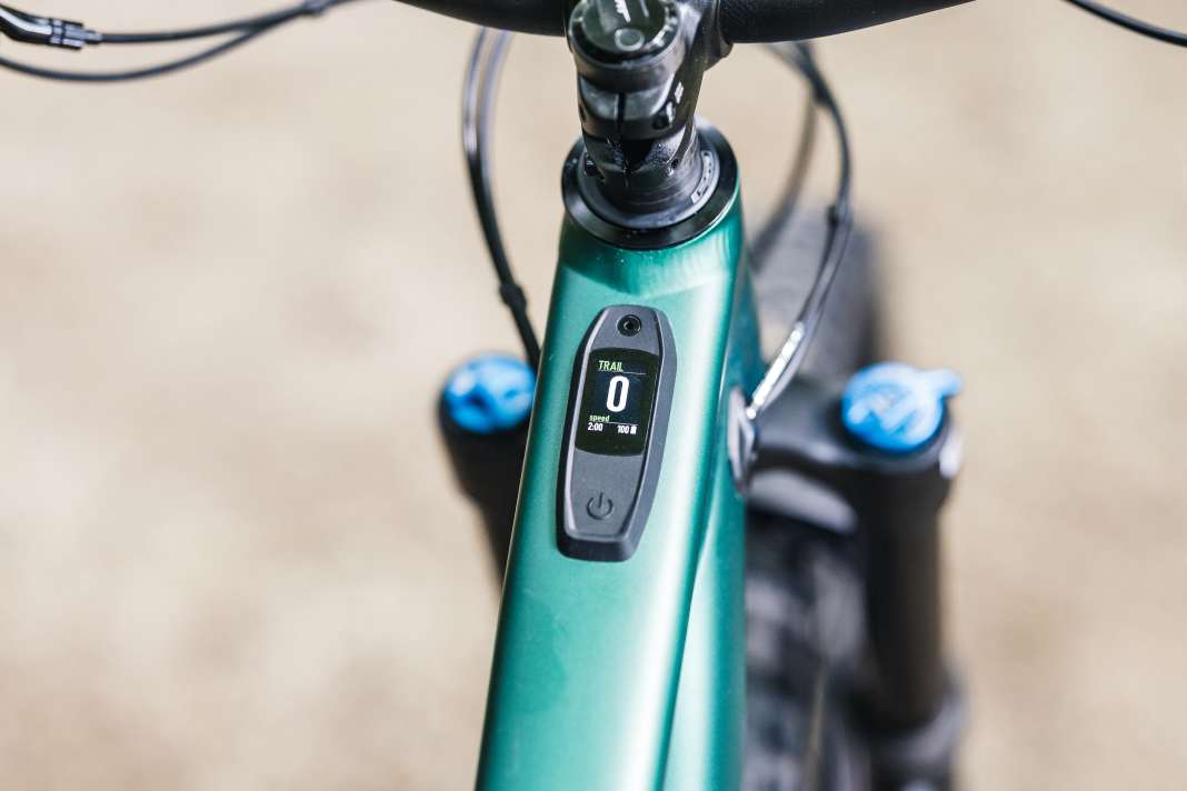 TOP: Display To keep the cockpit clean and sporty, almost all manufacturers do without displays. Only Specialized offers a lot of information on the Mastermind TCU. Nevertheless, the screen is slimly integrated into the top tube, well protected and visually chic.