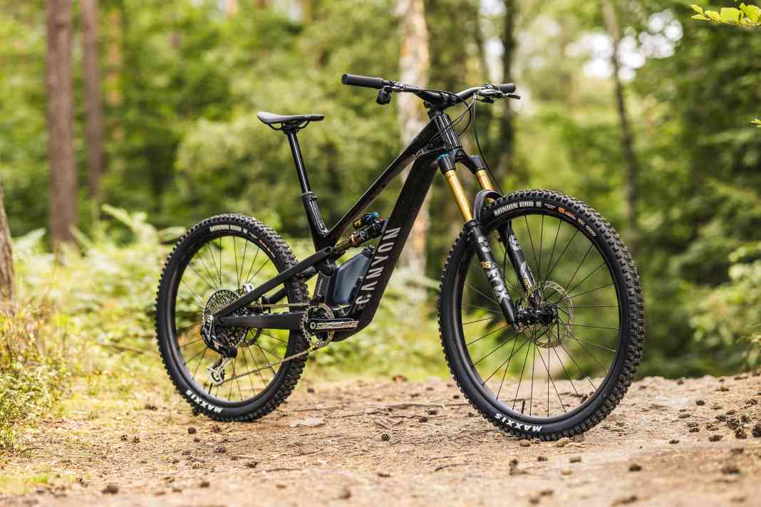 Leichtfüßig und abfahrtsstark: In Sachen E-Bike bleibt das neue Spectral:On Fly minimalistisch und soll gerade dadurch bei Fahrspaß und Handling auftrumpfen können.