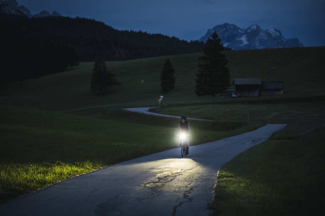 Winter may be over, but it still gets dark every day. With the new SL Grano F, Lupine ensures optimum visibility on gravel bikes and road bikes.