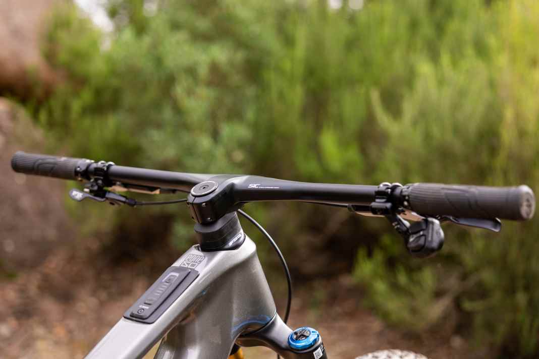 The NS SIC Integrated handlebars are made of lightweight carbon fibre material and are designed to provide a stiff and reliable feel