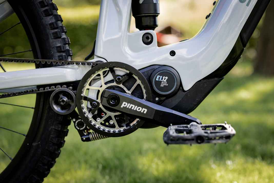 Die Pinion MGU E1.12 bietet zwölf Gänge bei 600 Prozent Bandbreite. Die Leistung liegt mit 600 Watt und 85 Newtonmetern auf dem Niveau klassischer Power-Motoren.