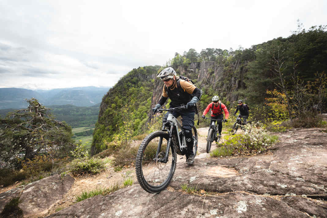 Lange und anspruchsvolle Trail-Touren, knifflige Uphills, Strecke machen im moderaten Gelände: Im Leser-Test beim EMTB Trail Camp am Kalterer See muss die Pinion MGU in einer Vielzahl von Disziplinen punkten.