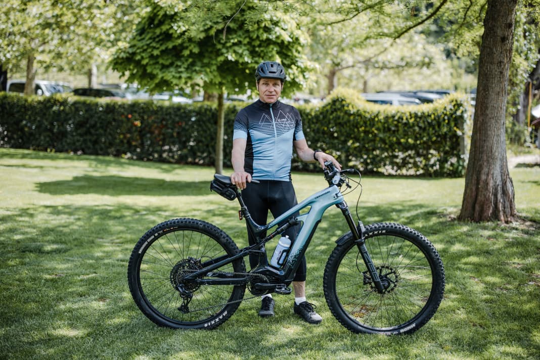 Gerhard Hoi: Der fitte Kärtner ist früher 20 Jahre lang Marathons gefahren. Auf dem E-Mountainbike sitzt Gerhard jetzt seit drei Jahren, das höhere Gewicht beschreibt er aber immer noch als ungewohnt.  Als einziger der vier Tester konnte Gerhard das ABS schon vorab auf einem Festival ausprobieren  und ist jetzt gespannt, wie sich die Technik im  echten Gelände schlägt.