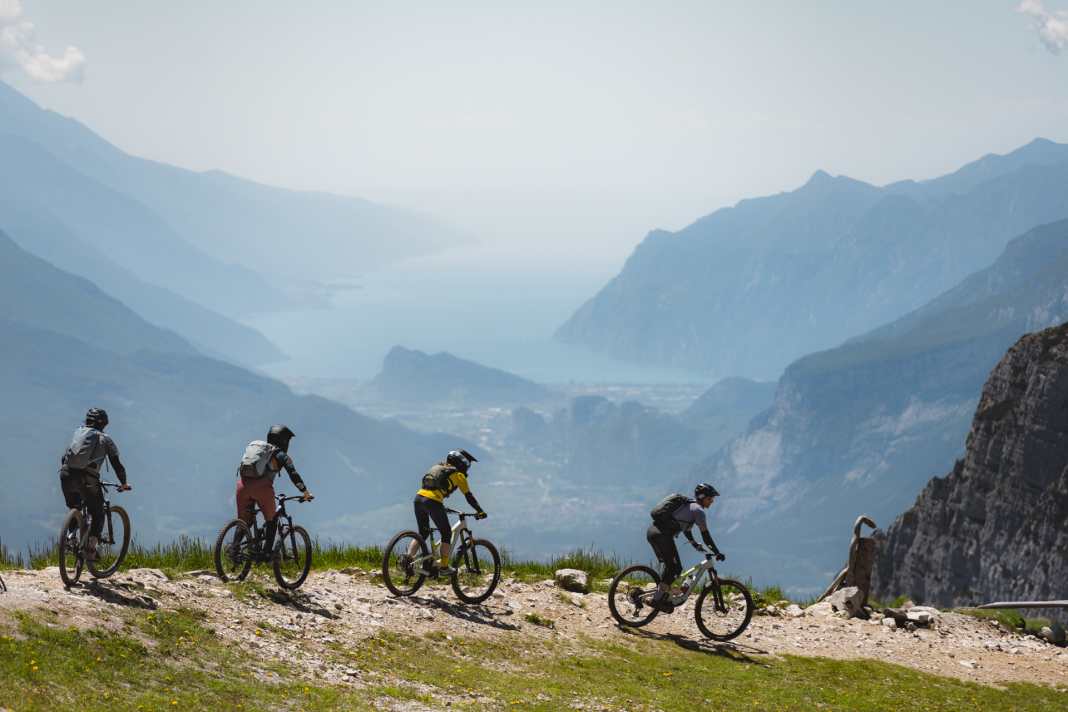 Jetzt zum BIKE Women Camp anmelden und diese Aussicht genießen! Von den Trails auf der Paganella kann man bis zum Gardasee schauen.