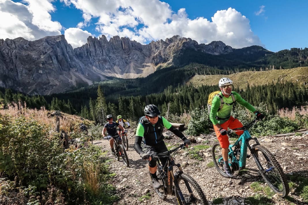 Damit Bikerinnen und Biker entspannt den Berg hinauf und wieder herunterkommen, benötigen sie eine gute Fahrtechnik auf dem MTB.