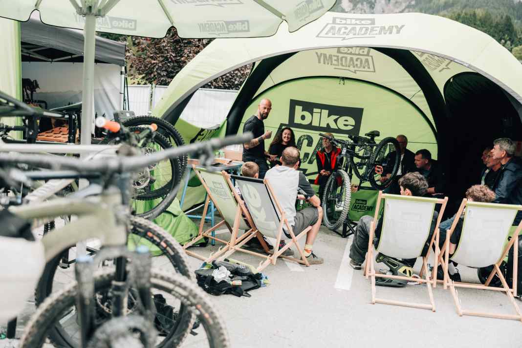 Wer will das nicht können? Wer selbst an seinem Bike schrauben kann, ist unabhängiger und spart jede Menge Geld. Die Basics rund um Antrieb und Wartung werden im Workshop praxisnah vermittelt..