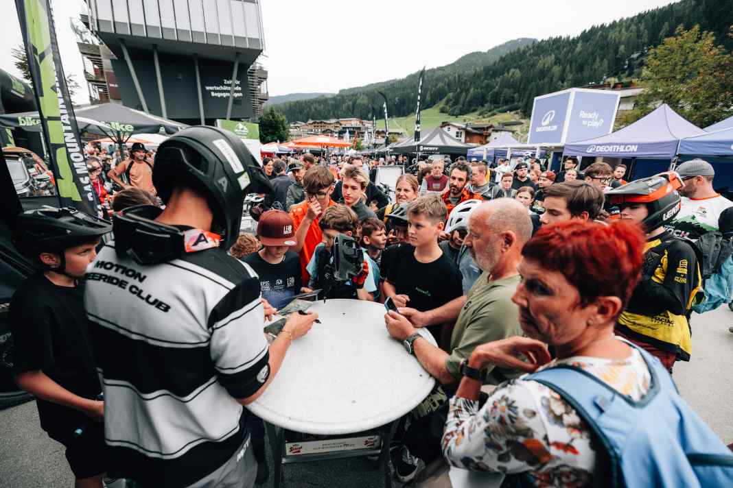 Publikumsmagnet: Slopestyle-Ass Lukas Knopf beim Autogramme geben auf dem BIKE-Festival in Leogang.