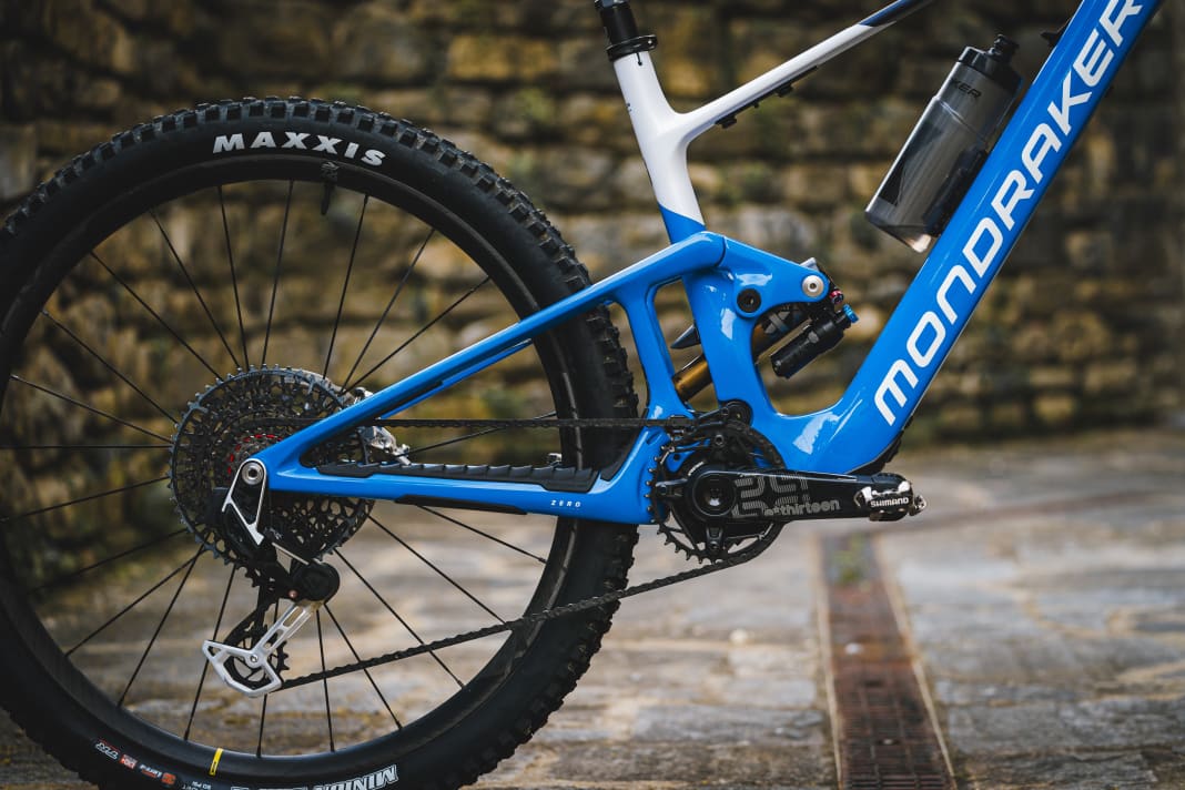 The Neat is the first e-bike from Mondraker in which the shock runs through the seat tube. This is actually a trademark of Mondraker bikes.