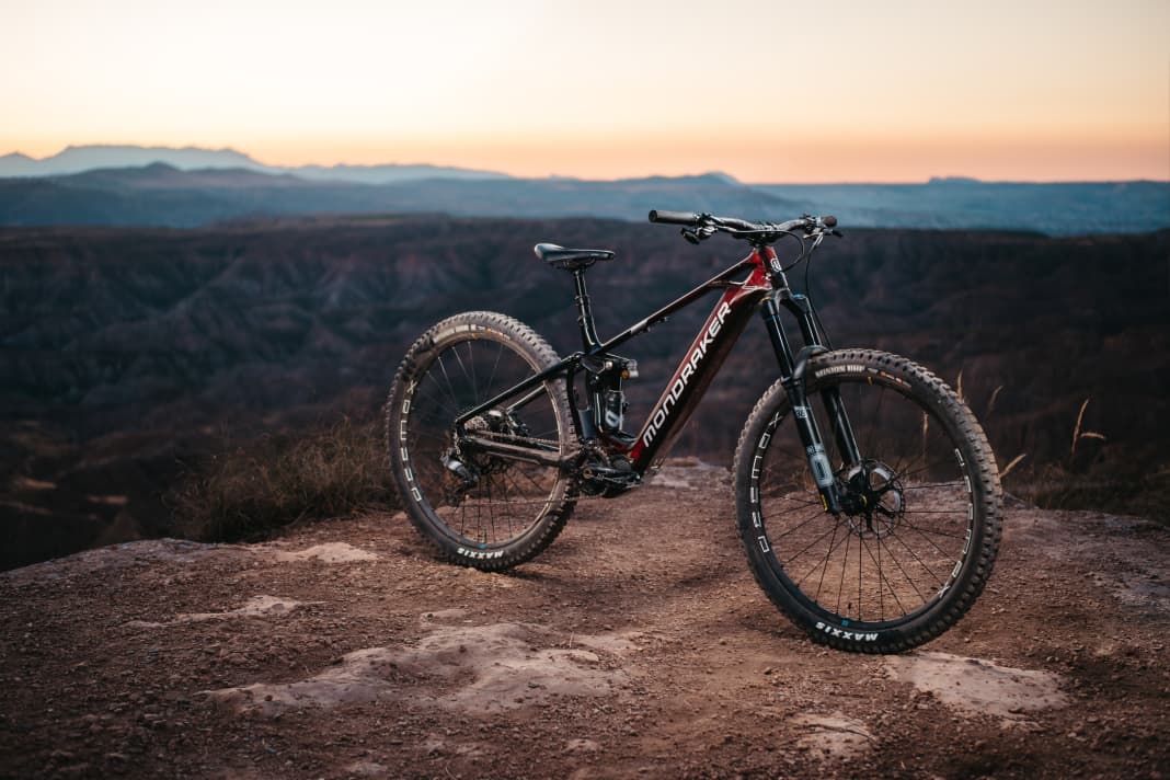 Das Mondraker Crusher: Mit Shimano EP801 lässt das Bike die Shimano-E-MTBs von Mondraker wieder aufleben.