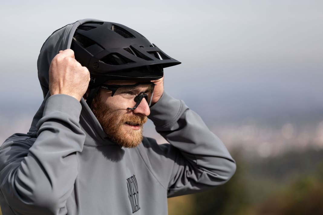 The hood of the MTB hoodie is naturally large enough to fit your head and helmet underneath.