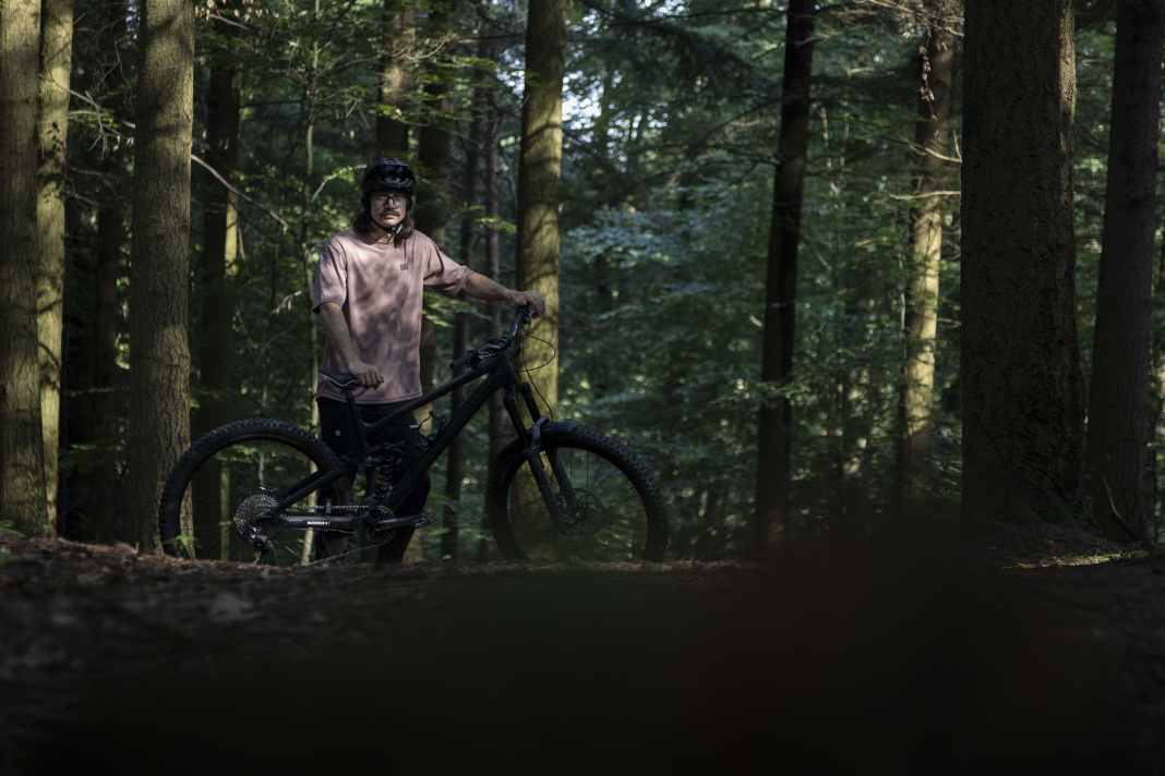 Was ist das? Ein rosa Fahrradtrikot im Wald? Ja, von Monserat - das ist schon was Besonderes.
