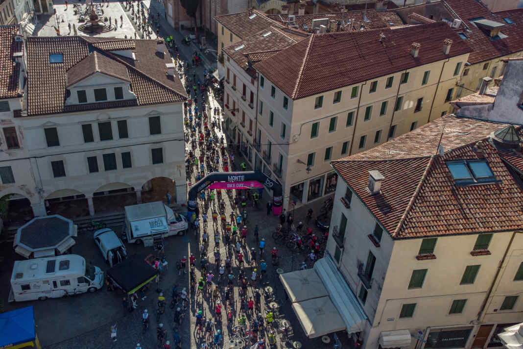 Starten kann man im Prinzip wann und wo man möchte, aber das Treffen zum gemeinsamen Start ist am schönsten: 7 Uhr auf der Piazzale Codorna in Bassano del Grappa.