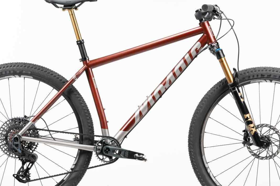 Kunst oder Frevel? Das Mosaic MT-1 Hardtail kommt auf Wunsch mit lackiertem Titan-Rahmen für den extra Wow-Effekt.