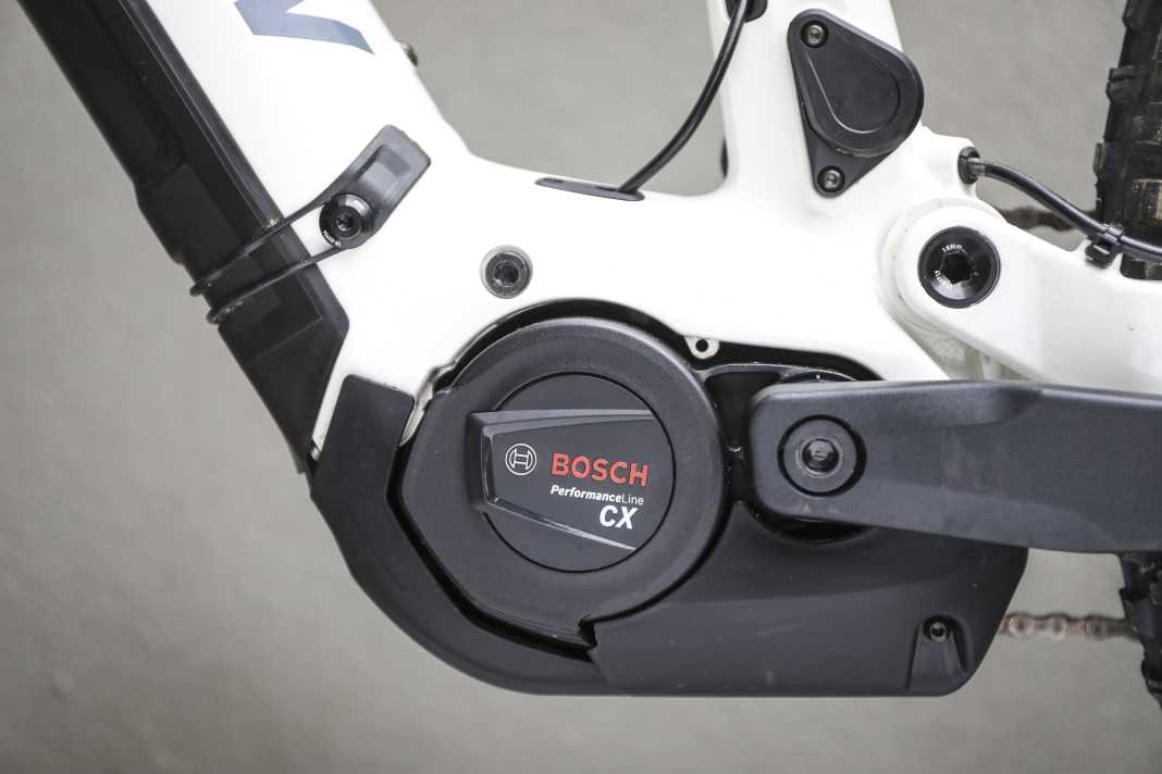 Bosch Performance CX: The CX is the favourite for uphill flow and difficult climbs. The range of the heavy 750 battery is also extremely good. Overall, however, the Bosch system is heavy.