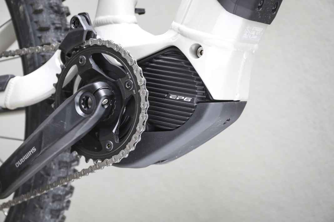 At first glance, the Shimano EP6 is identical to the EP8. A closer look reveals a different logo and a different colour: black instead of anthracite.