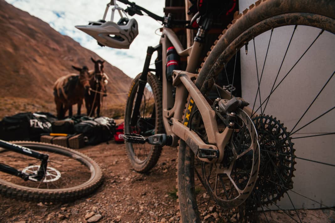 Sram is now launching its Code and Level brakes in the bronze version: for trail and racing use. They now also have the stealth look, with the brake sensor running parallel to the handlebars.
