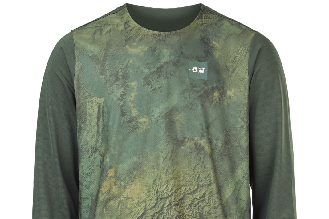 The Osborn Printed LS Tech Tee is also available in a short-sleeved version. There are also two other top models to choose from.